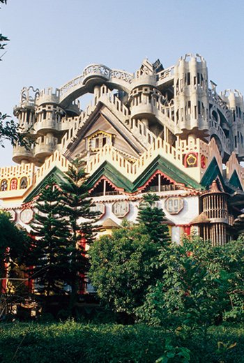 桃園龍潭的《葉山樓》是台灣有名的怪建築，融合各種建築風格，令人嘖嘖稱奇！